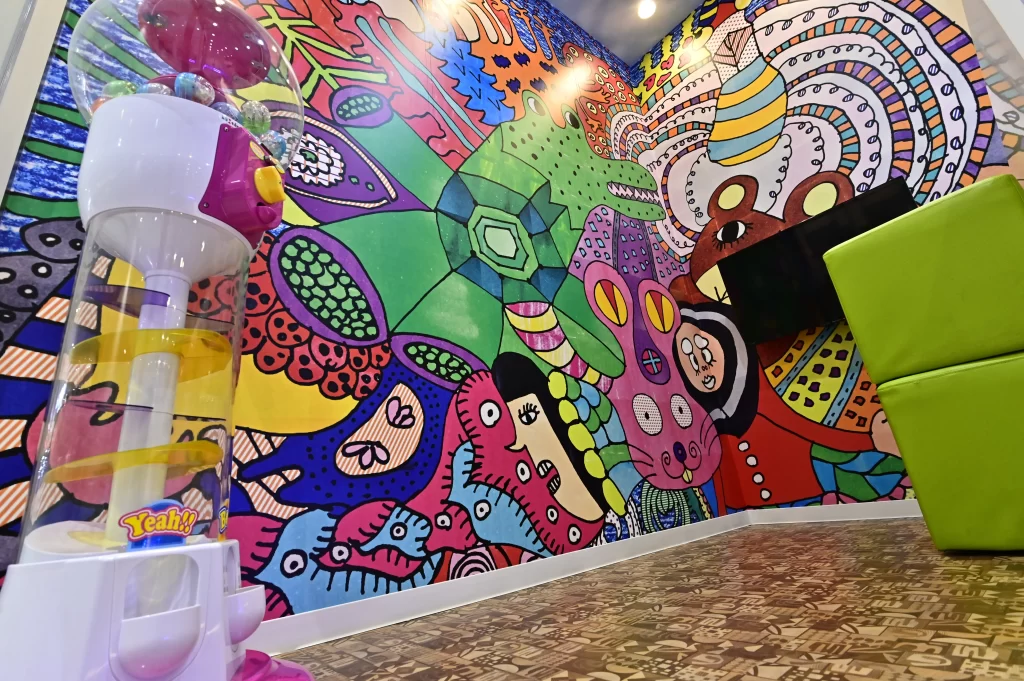 きんしちょう駅前歯科　壁の模様